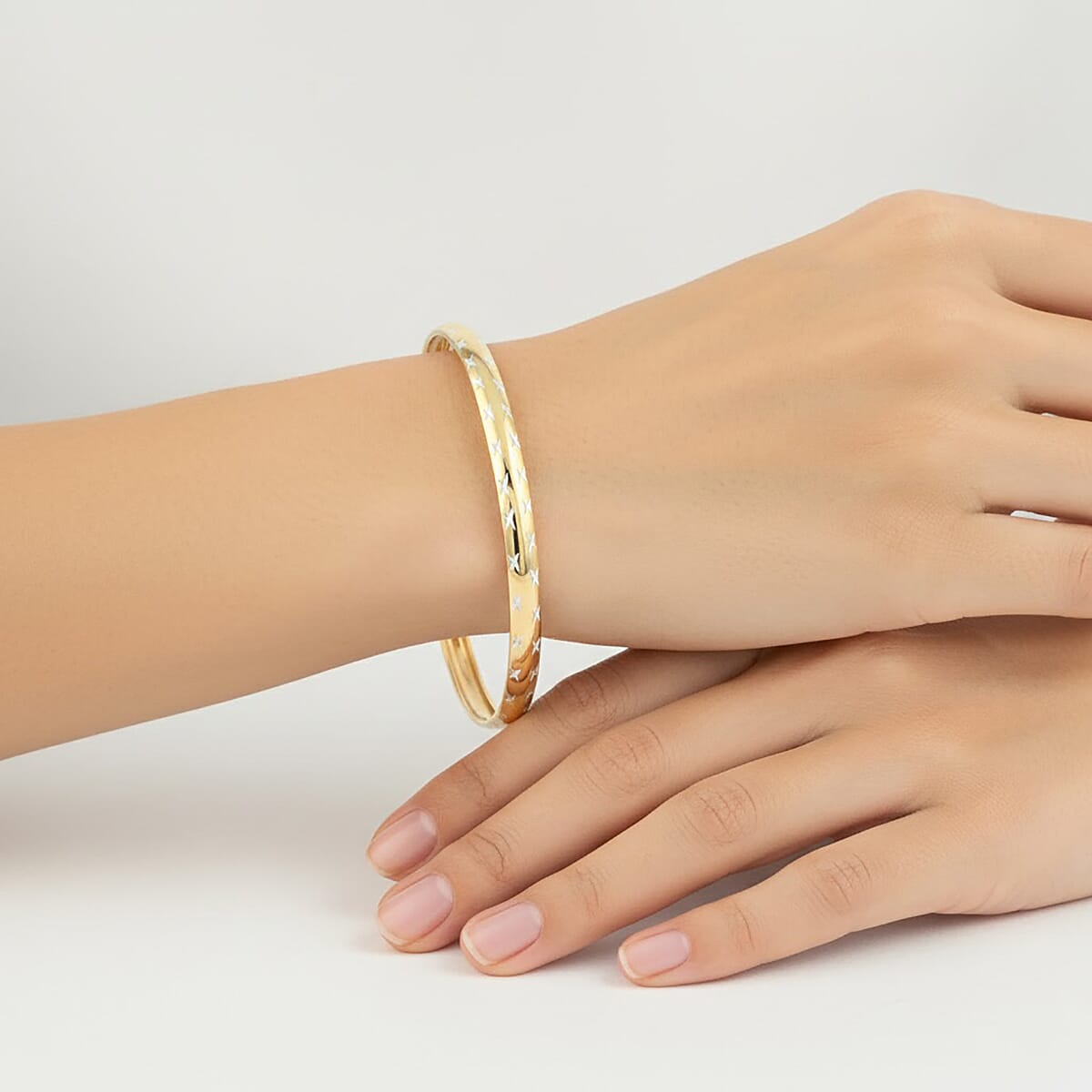 Diamond-cut Bangle Bracelet in 14K YG Over and Sterling Silver (8.0 In) 3.60 Grams image number 2