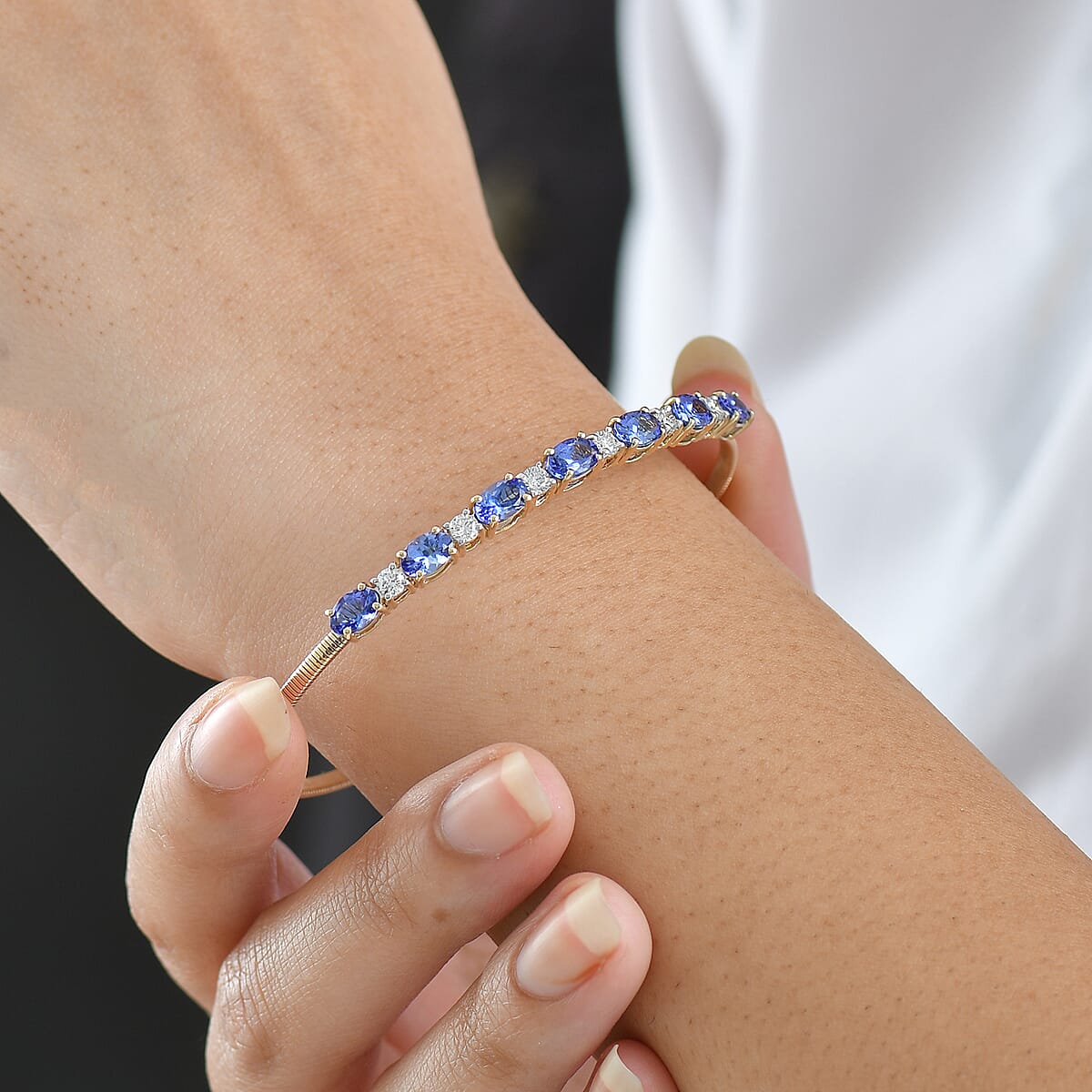 Doorbuster AAA Tanzanite and Luxuriant Lab Grown Diamond E-F VS 4.00 ctw Cuff Bracelet in 10K Yellow Gold (7.25 In) image number 2