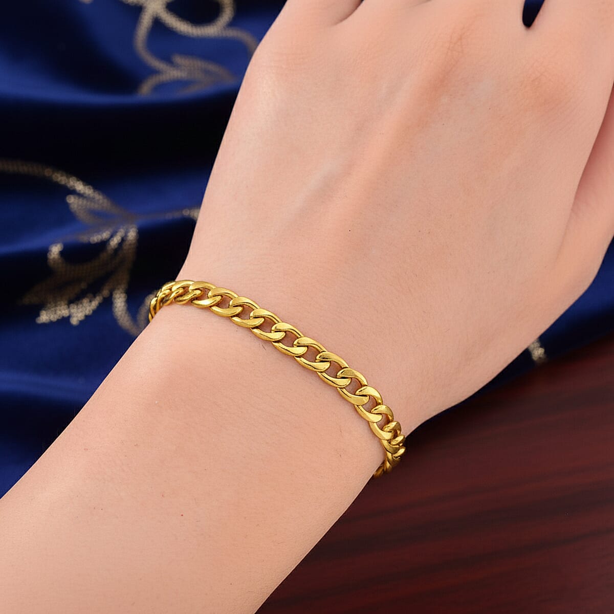 Curb Chain Bracelet in ION Plated YG Stainless Steel (7.0-8.0In) image number 2