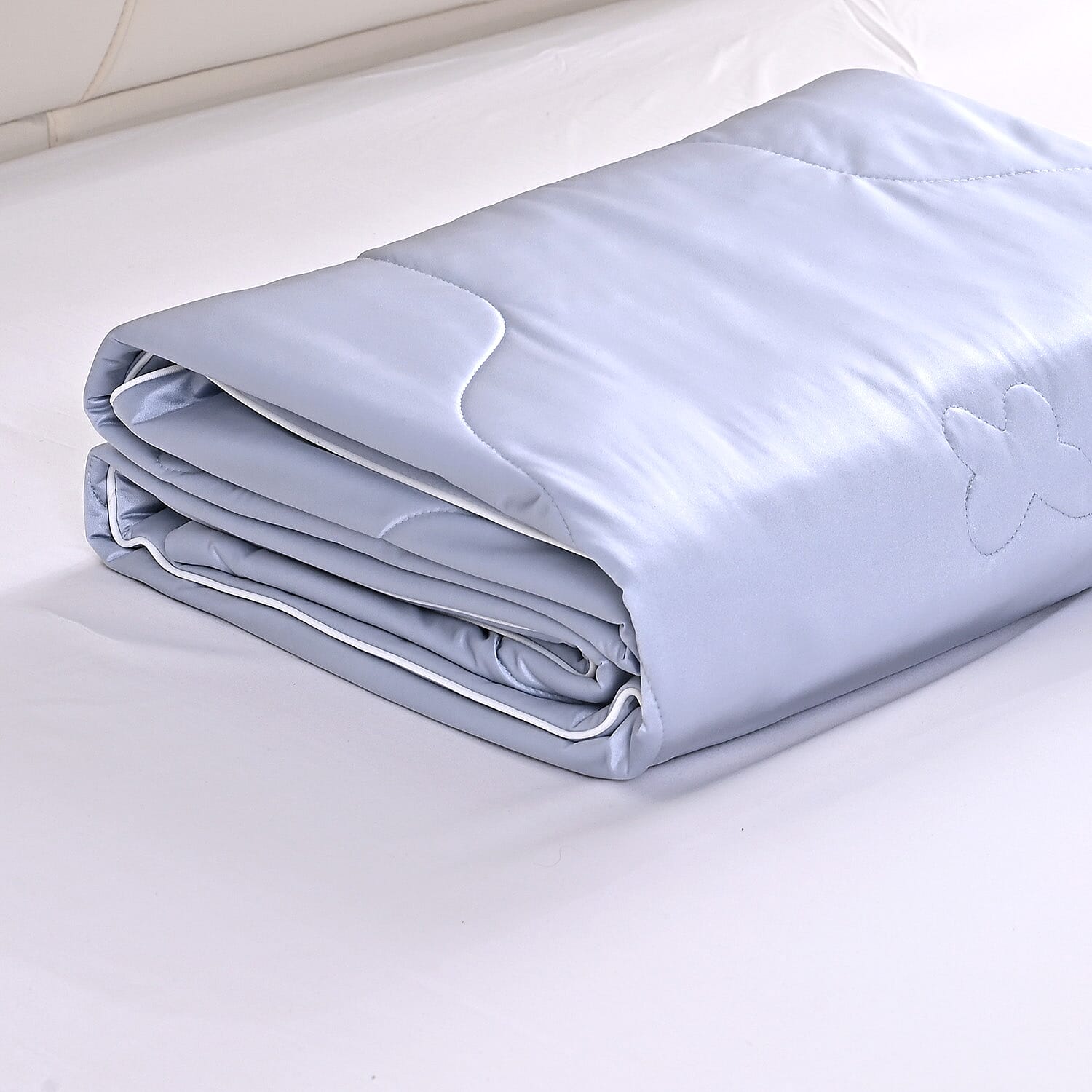 Livmore Blue Nylon and Spandex Silk Quilt
