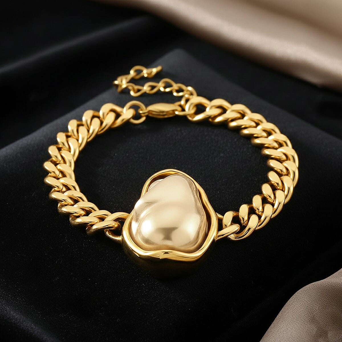 Golden Shell Pearl Bracelet in ION Plated YG Stainless Steel (7.50-9.50In) image number 1