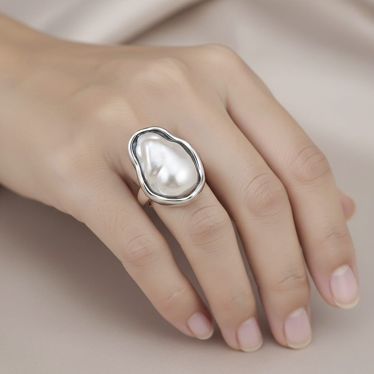 White Shell Pearl Ring in Stainless Steel (Size 7.0) image number 2