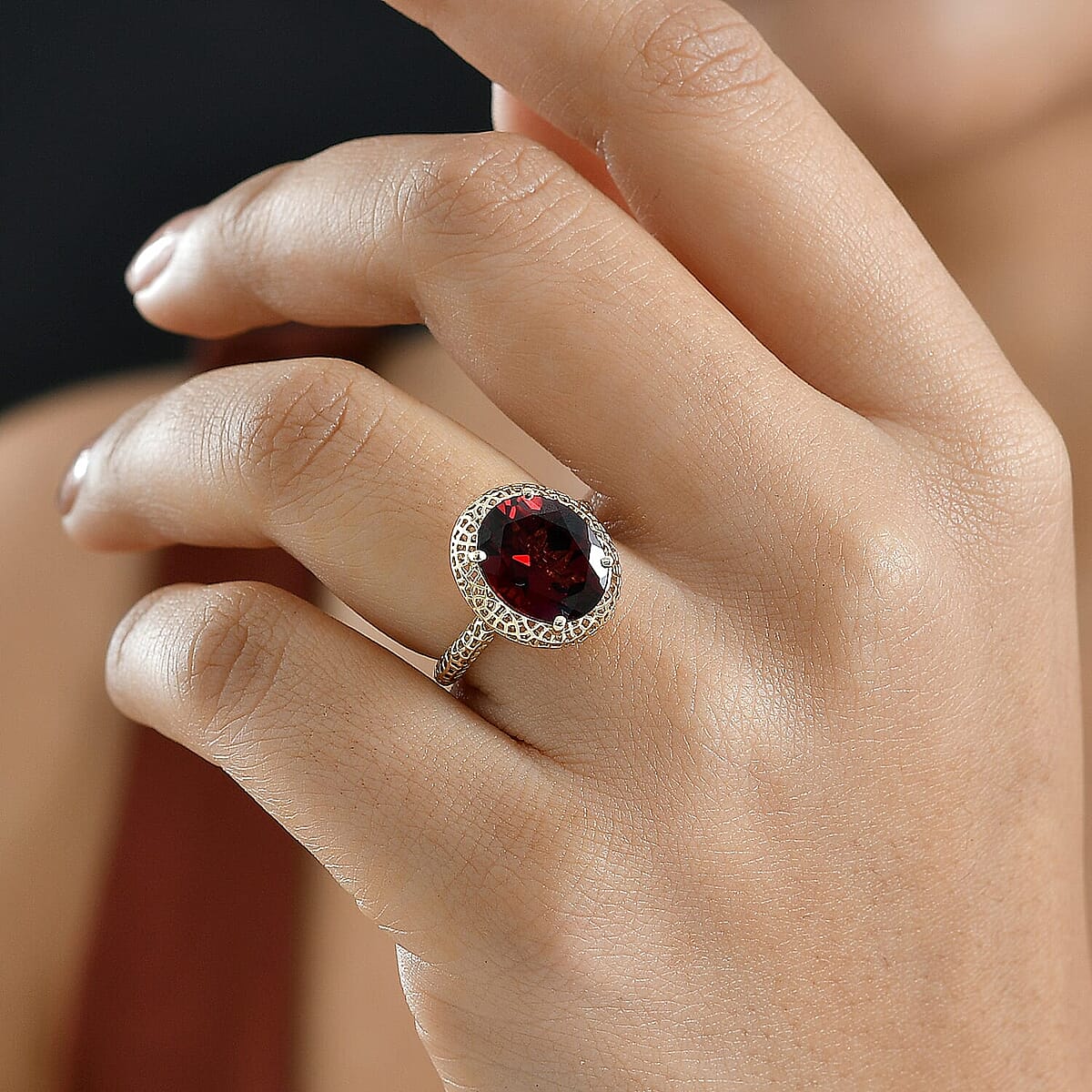 Mirage Collection Premium Mozambique Garnet 5.30 ctw Vintage Glow Ring in 10K Yellow Gold (Size 11.0) image number 2