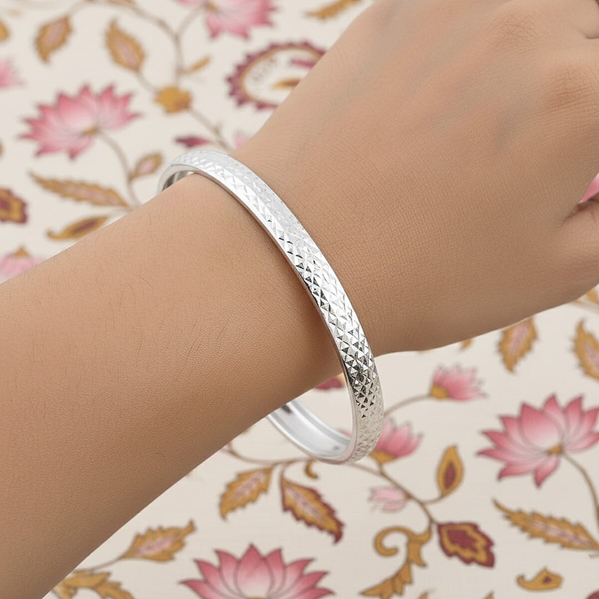 Doorbuster Sterling Silver Diamond Cut Bangle Bracelet (7.50 In) (4.50 g) image number 2