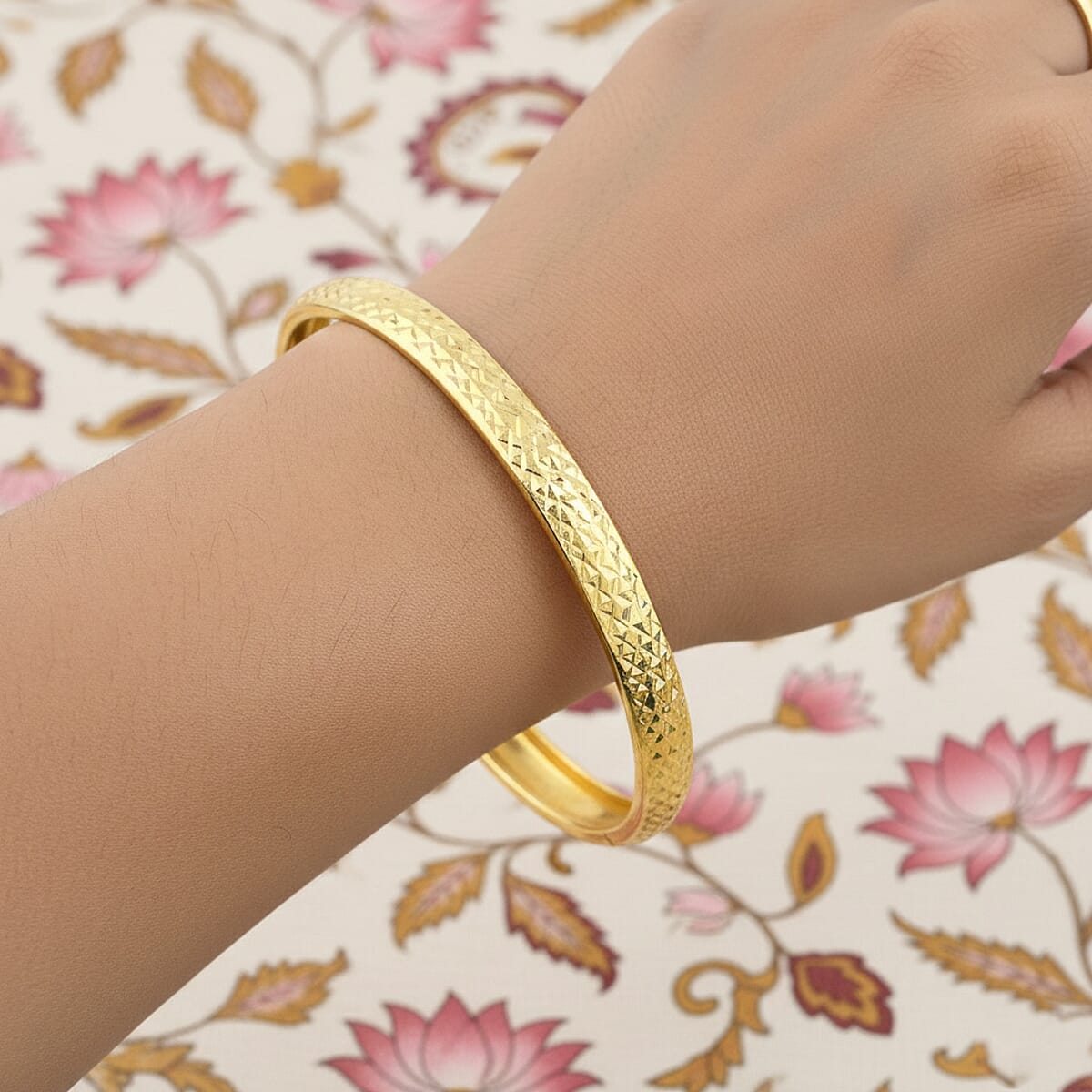 Doorbuster 14K Yellow Gold Over Sterling Silver Diamond Cut Bangle Bracelet (7.50 In) 4.50 Grams image number 2