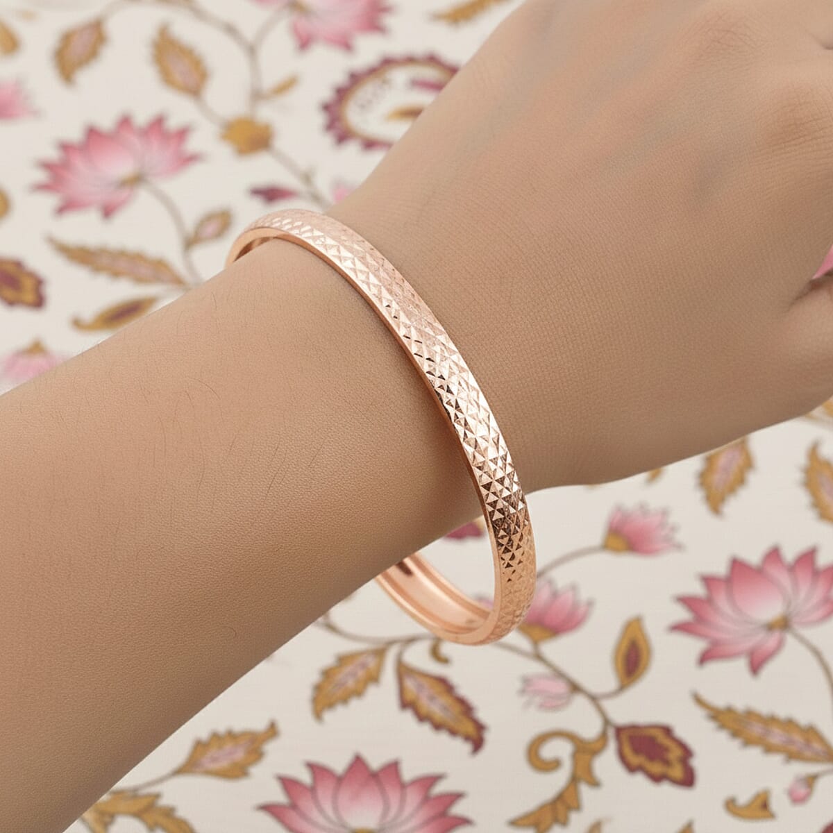  14K Rose Gold Over Sterling Silver Diamond Cut Bangle Bracelet (7.50 In) 4.50 Grams image number 2