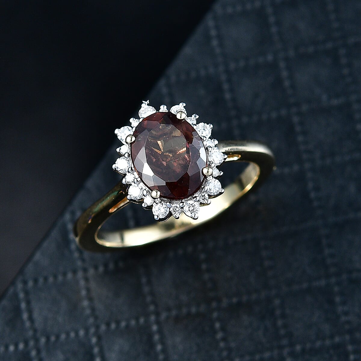 Luxoro AAA Madagascar Color Change Garnet and Diamond I2 2.40 ctw Ring in 10K Yellow Gold (Size 7.0) image number 1