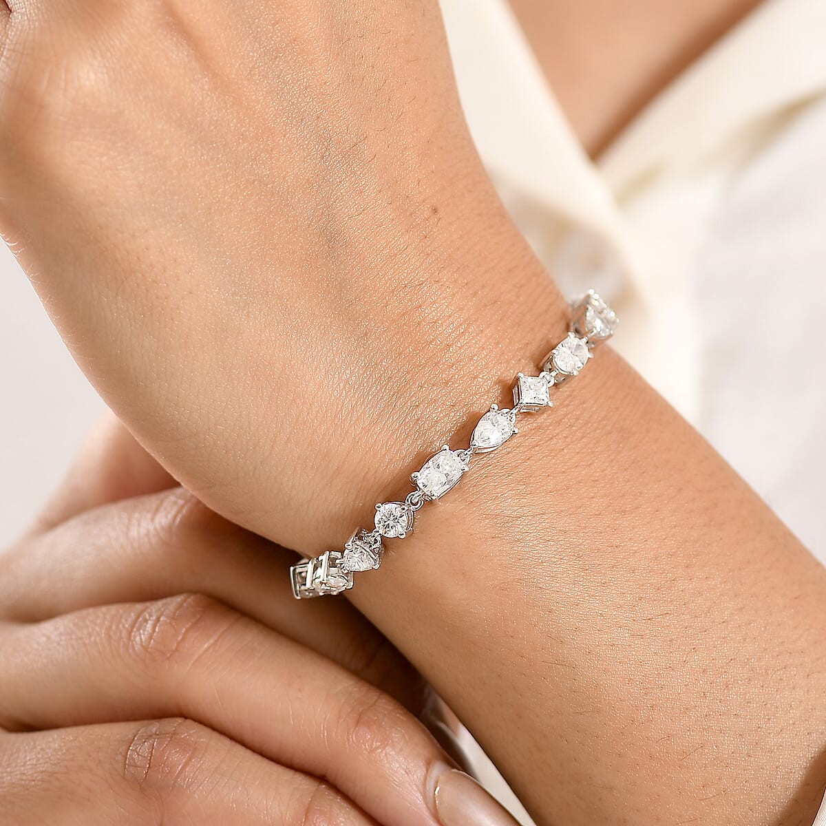 D'Joy Moissanite 8.15 ctw Cascading Droplets Bracelet in Rhodium Over Sterling Silver (8.00 In) image number 2