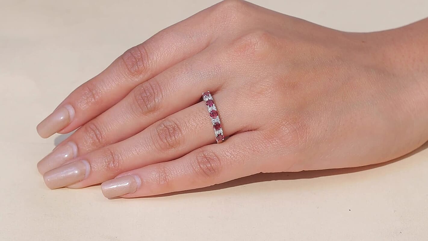 Premium Malawi Magenta Garnet, Luxuriant Lab Grown Diamond (G-H, SI) Ring in Rhodium Over Sterling Silver (Size 10.0) 0.90 ctw