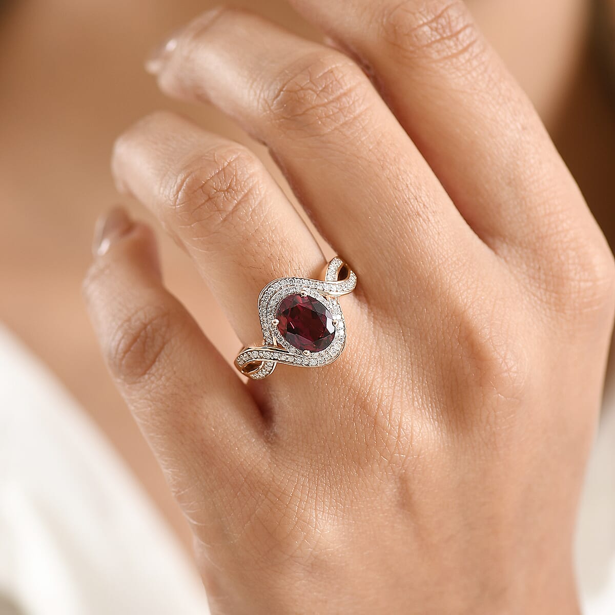 Luxoro Premium Malawi Magenta Garnet and Diamond I2 2.50 ctw Ring in 10K Rose Gold (Size 10.0) 4.30 Grams image number 2