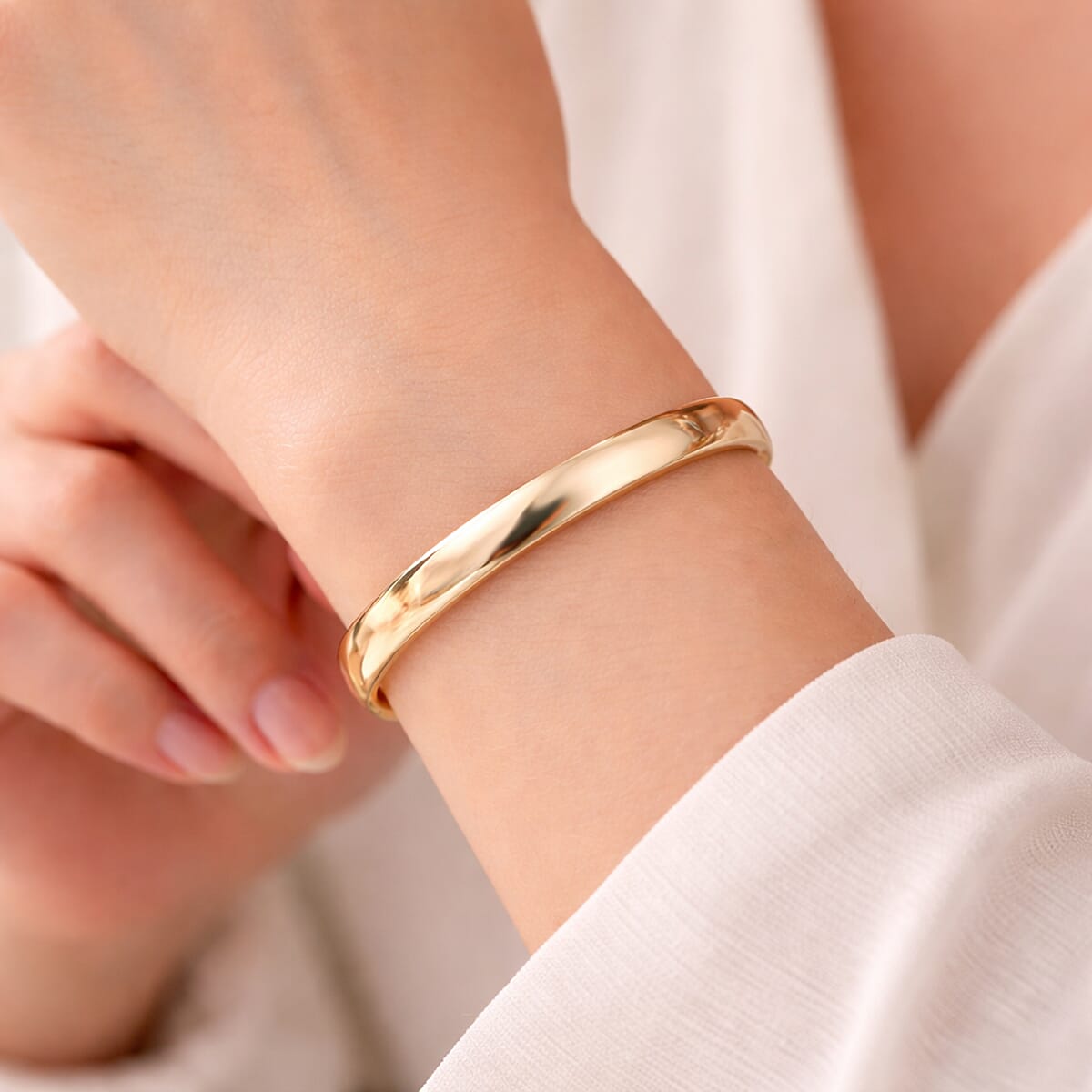 Luxoro 10K Yellow Gold Bangle Bracelet (7.25 In) 5.25 Grams image number 2