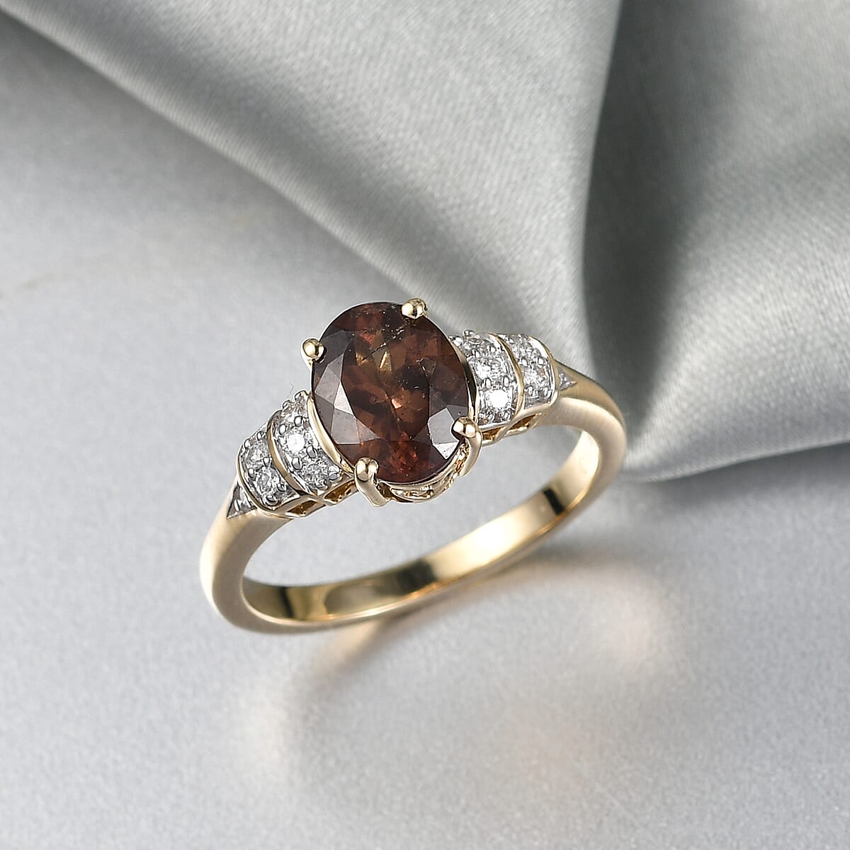 Luxoro AAA Madagascar Color Change Garnet and Diamond I2 2.50 ctw Ring in 10K Yellow Gold (Size 6.0) image number 1
