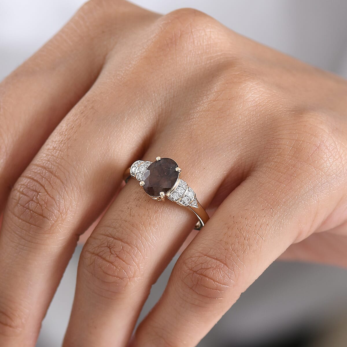 Luxoro AAA Madagascar Color Change Garnet and Diamond I2 2.50 ctw Ring in 10K Yellow Gold (Size 6.0) image number 2