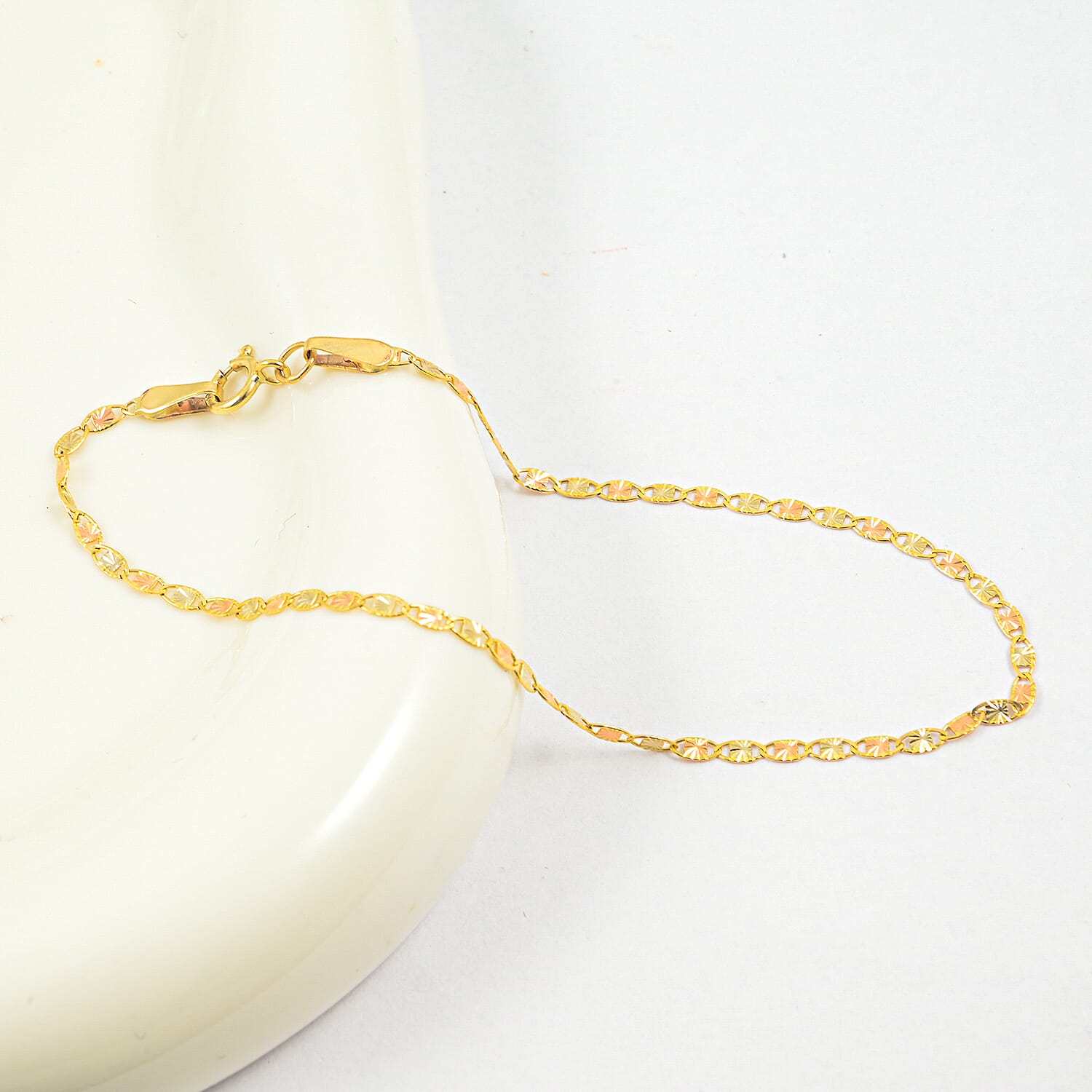 Mariner Link Chain Bracelet in 10K Tri-color Gold (7.25 In) 0.75 Grams