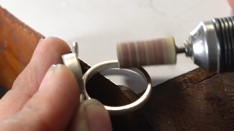 AAA Malagasy Labradorite and White Pearl 7.00 ctw Ring in Rhodium Over Sterling Silver (Size 8.0)
