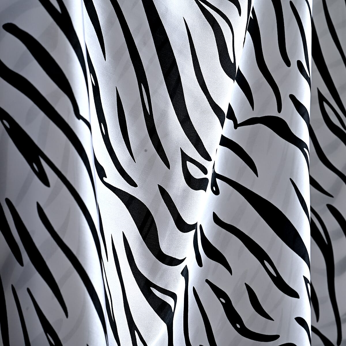 La Marey Black and White Silk Feeling Kaftan image number 3