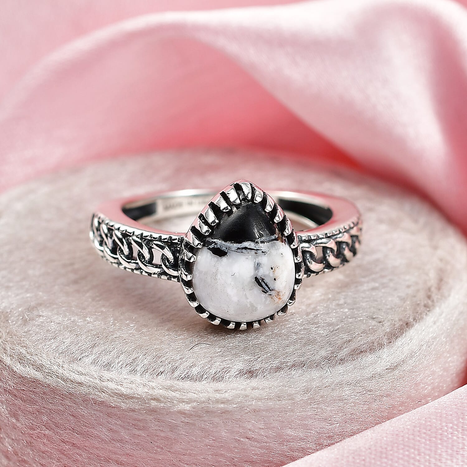 D'Joy Artisan Crafted Premium White Buffalo 2.70 ctw Ring in Sterling Silver (Size 7.0)