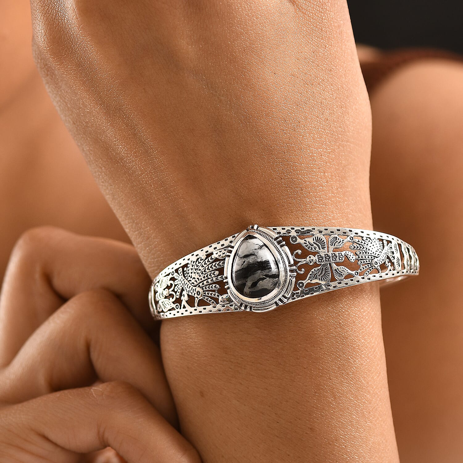 D'Joy Artisan Crafted Premium White Buffalo 9.20 ctw Cuff Bracelet in Sterling Silver (7.25 In)