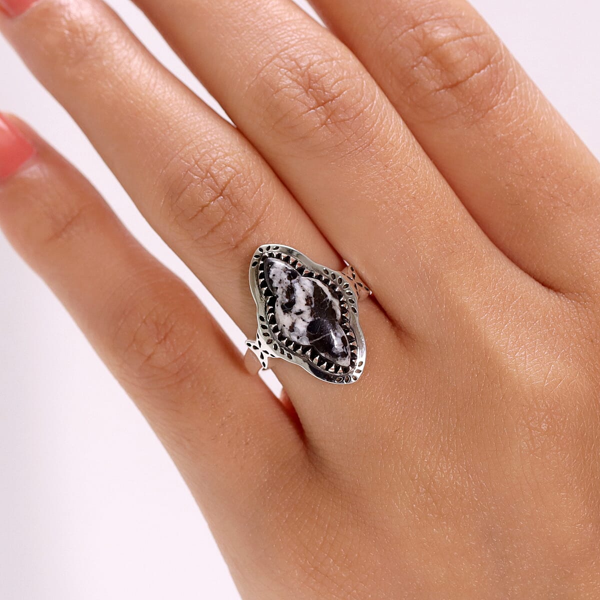 D'Joy Artisan Crafted Premium White Buffalo 6.40 ctw Ring in Sterling Silver (Size 7.0) image number 2