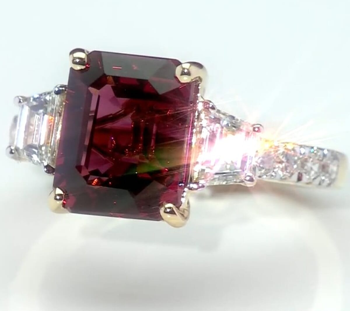 Certified & Appraised AAA Malawi Magenta Garnet and Luxuriant Lab Grown Diamond G-H SI 5.45 ctw Ring in 10K Yellow Gold (Size 6.0) image number 1
