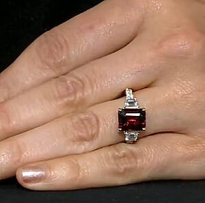 Certified & Appraised AAA Malawi Magenta Garnet and Luxuriant Lab Grown Diamond G-H SI 5.45 ctw Ring in 10K Yellow Gold (Size 6.0)