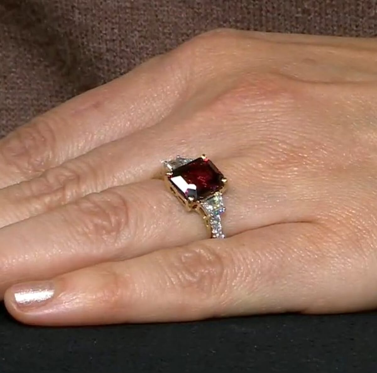 Certified & Appraised AAA Malawi Magenta Garnet and Luxuriant Lab Grown Diamond G-H SI 5.45 ctw Ring in 10K Yellow Gold (Size 7.0) image number 4