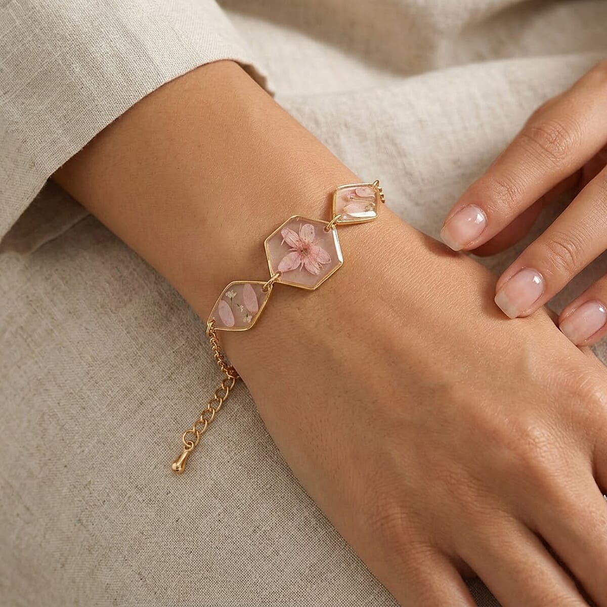 Resin Bracelet with Dry Flowers Filled Hexagon Shaped Charms in Goldtone (7.5-8.5In) image number 2