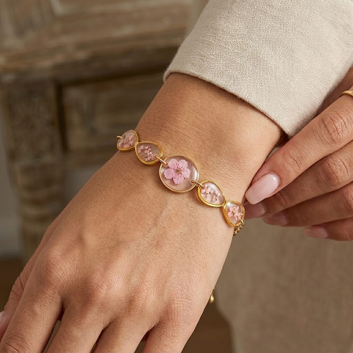 Resin Bracelet with Dry Flowers Filled Round Shaped Charms in Goldtone (7.5-8.5In) image number 2