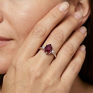 Premium Niassa Ruby (FF), Luxuriant Lab Grown Diamond G-H SI 1.70 ctw Promise Ring in Rhodium Over Sterling Silver (Size 7.0)