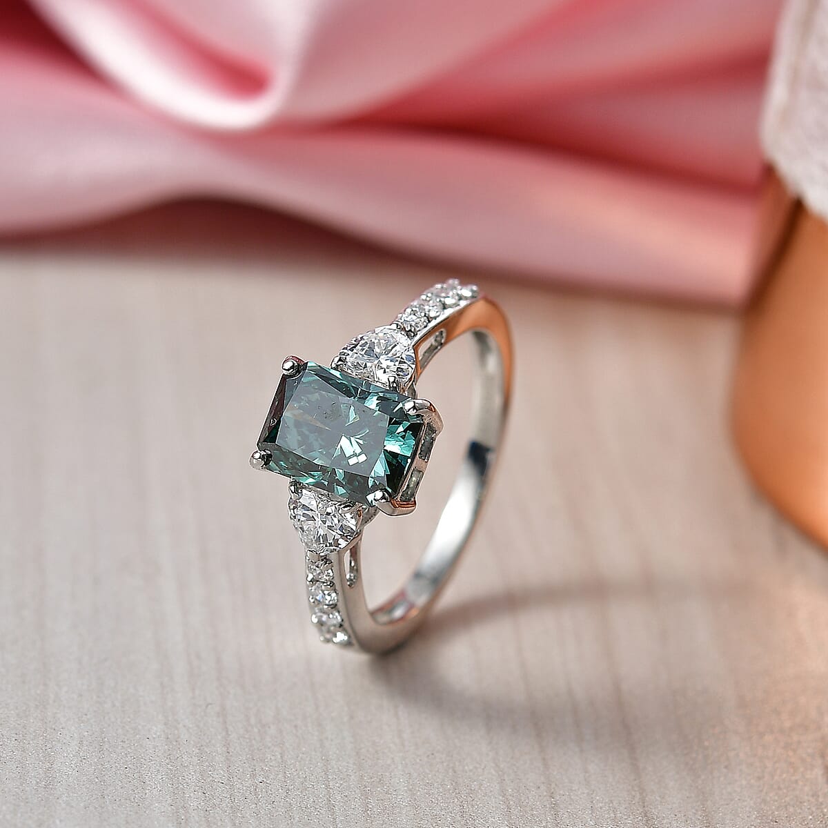 SGL Certified 950 Platinum Luxuriant Lab Grown Green Diamond (IR) and Lab Grown Diamond VS 2.75 ctw Forest Flame Desire Ring (Size 6.0) 4.20 Grams (Del. in 8-10 Days) image number 1