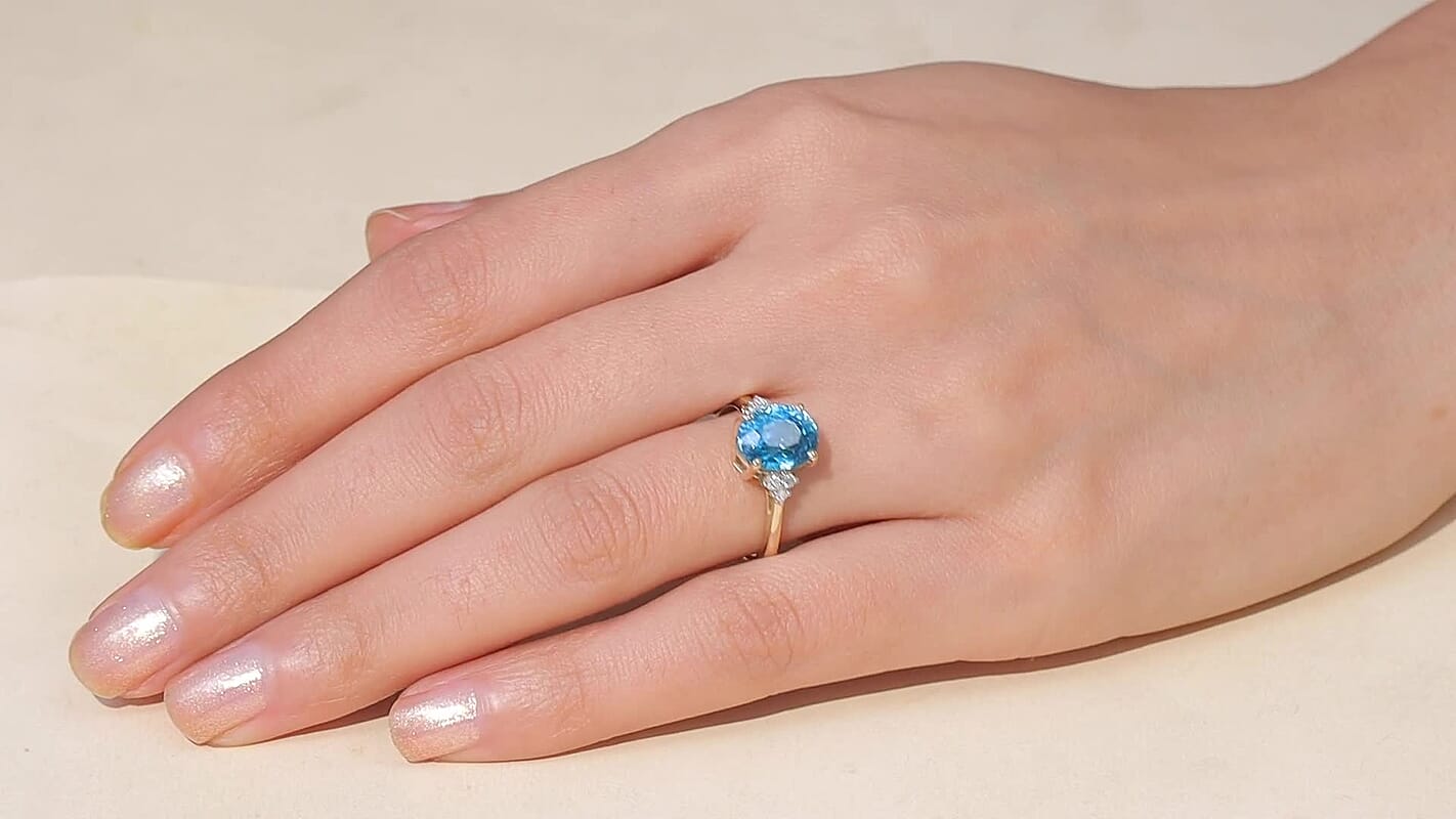 Luxoro 10K Yellow Gold AAAA Cambodian Blue Zircon, Diamond (I2) (0.15 cts) Ring (Size 6.0) 4.75 ctw