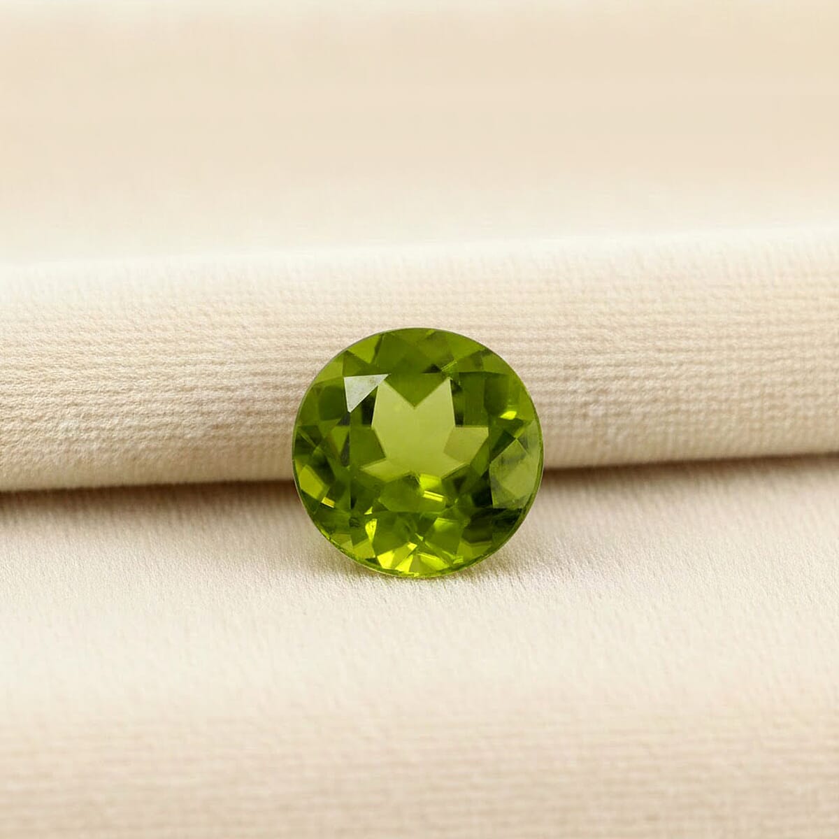 AAAA Hebei Peridot (Rnd 9 mm) 3.00 ctw image number 1
