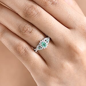 D'Joy Boyaca Colombian Emerald and Moissanite 0.70 ctw Bloom Brilliance Ring in Rhodium Over Sterling Silver (Size 6.0)