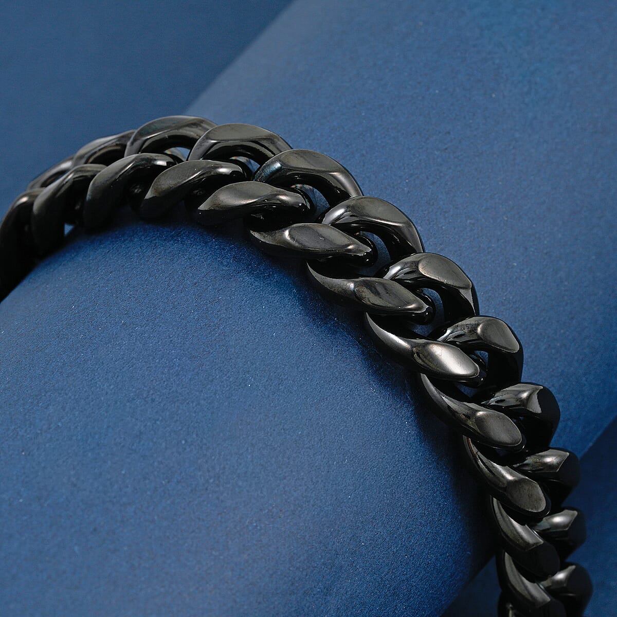 Cuban Chain Bracelet in ION Plated Black Stainless Steel (8.50 In) image number 1