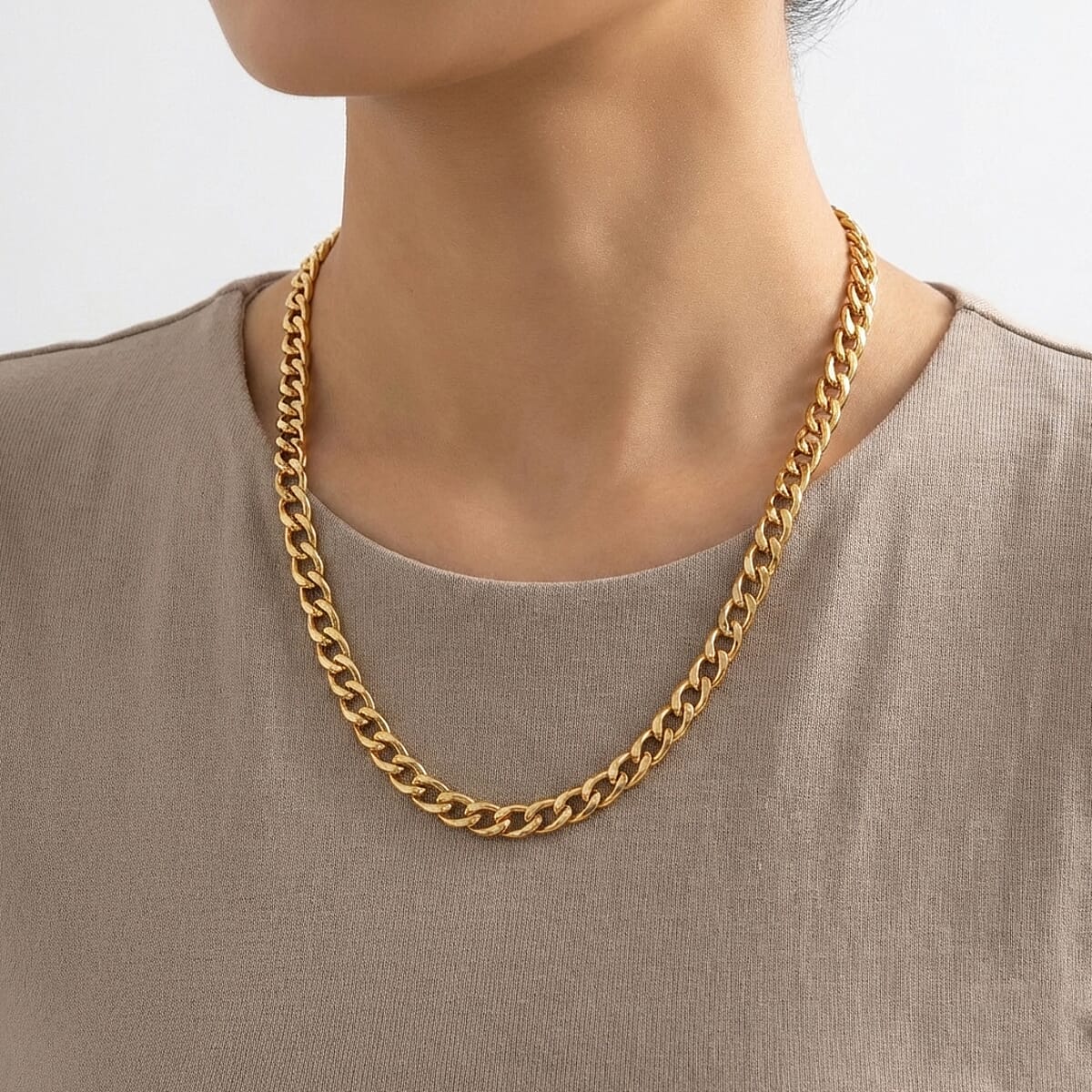 Cuban Chain Necklace in ION Plated YG Stainless Steel 22 Inches  image number 2