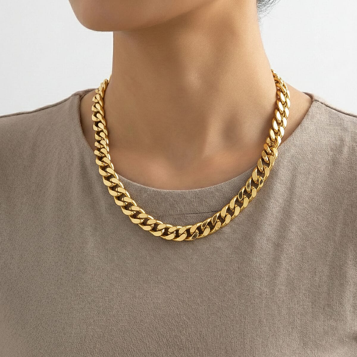 Chain Necklace in ION Plated YG Stainless Steel 24 Inches image number 2