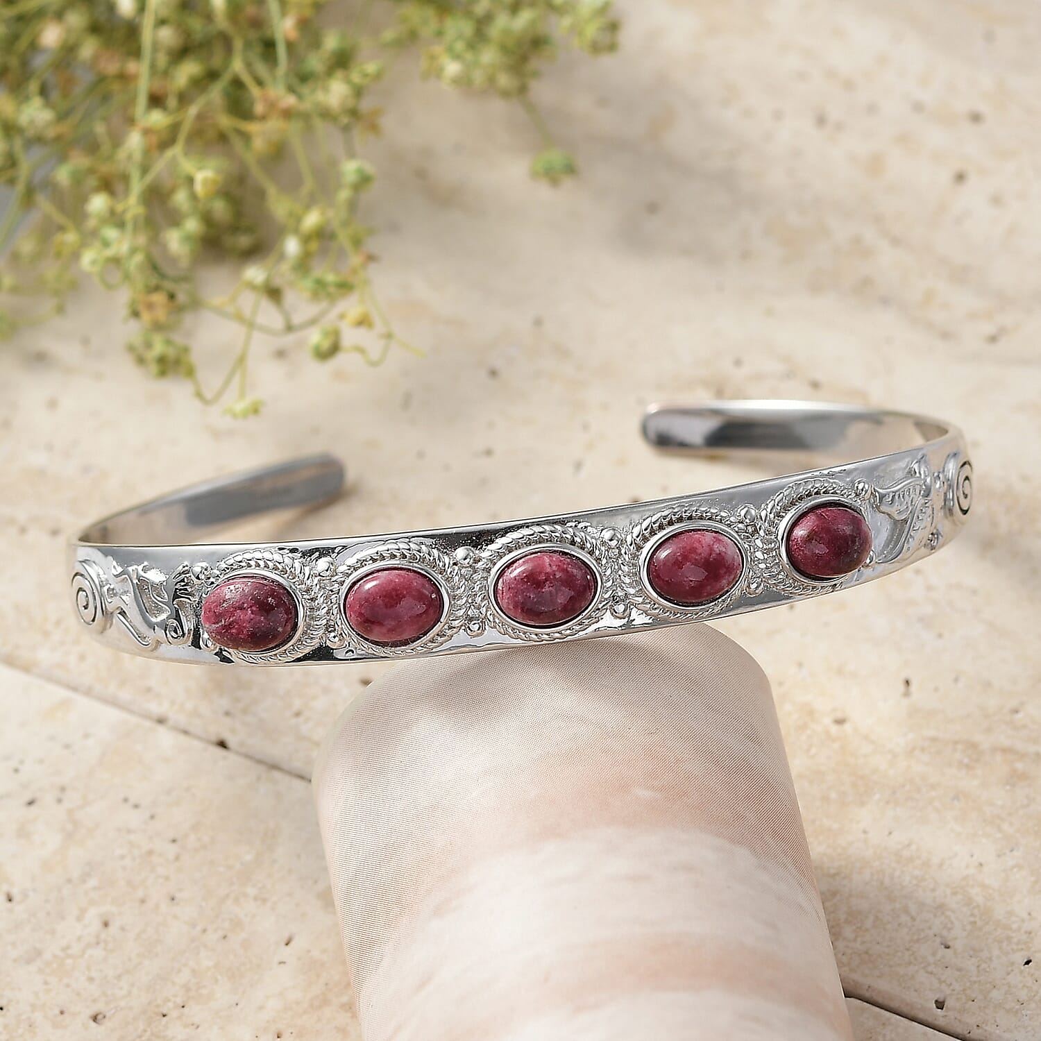 EverTrue Premium Norwegian Thulite 5.60 ctw Vintage Heritage Cuff Bracelet in Platinum Bond (7.25 In)