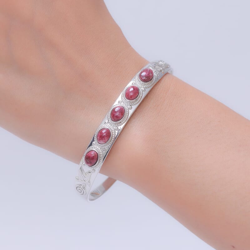 EverTrue Premium Norwegian Thulite 5.60 ctw Vintage Heritage Cuff Bracelet in Platinum Bond (7.25 In)