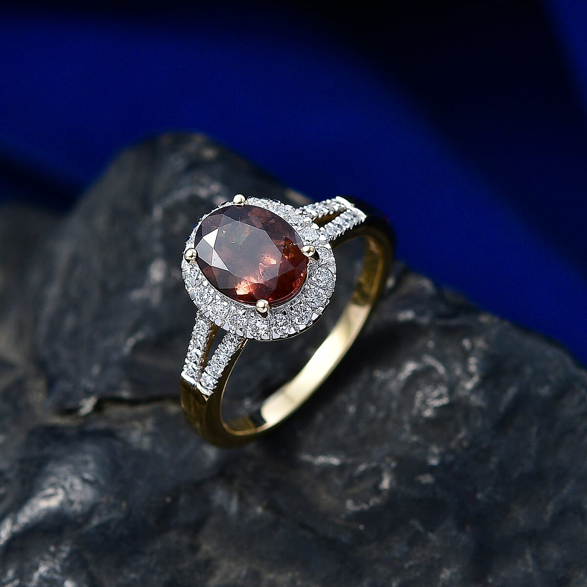 AAA Colour Change Garnet and Luxuriant Lab Grown Diamond G-H SI 2.50 ctw Ring in 10K Yellow Gold (Size 7.0) image number 1