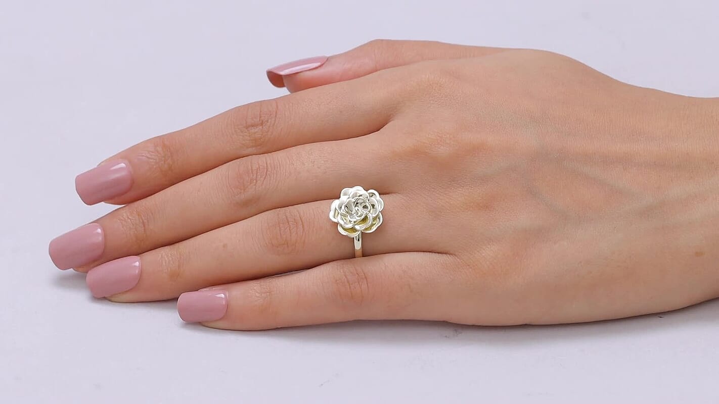 Luxoro 10K : Green : Gold : Standard  Floral Ring,  Gold Wt. 4 g