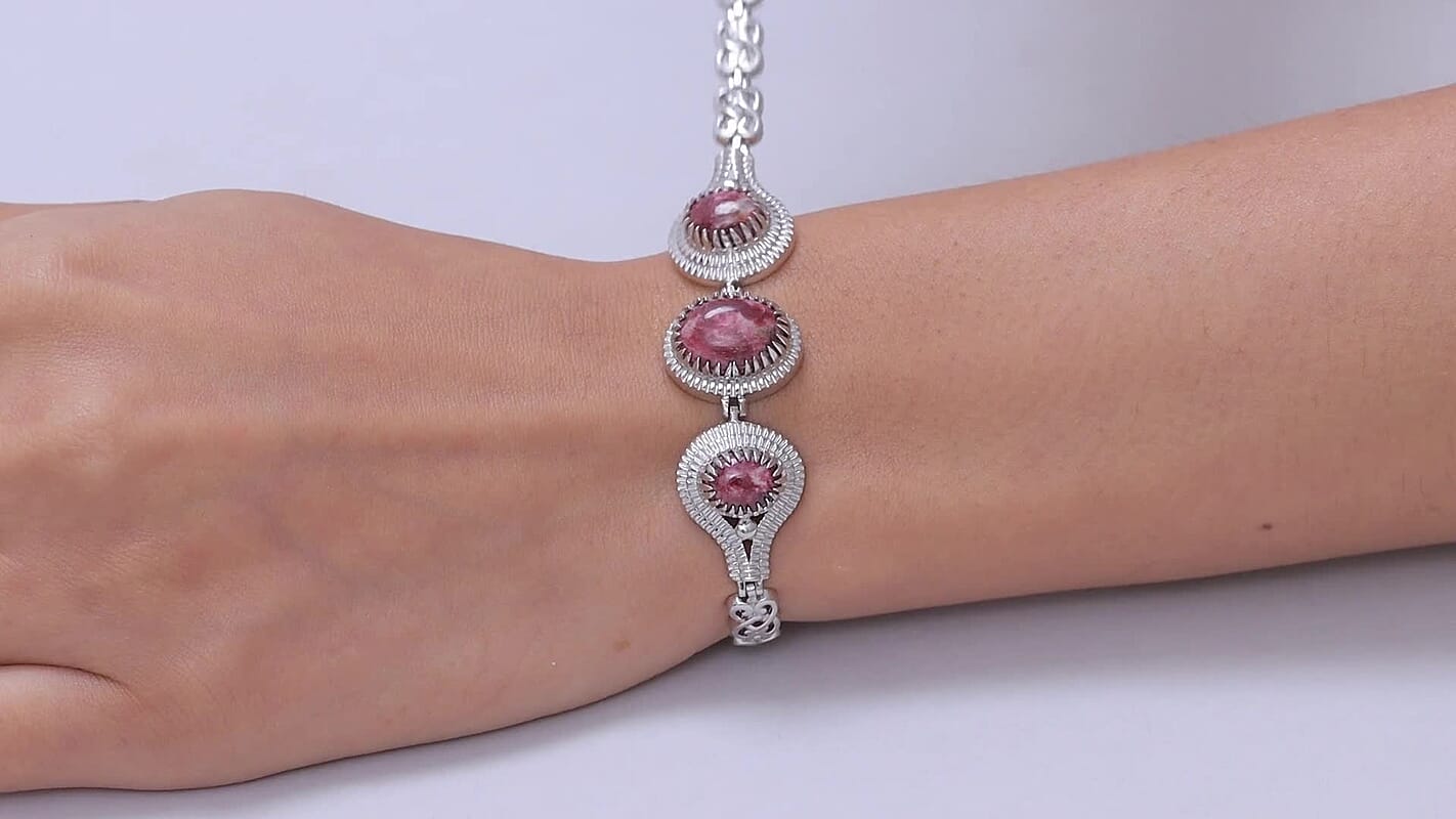 EverTrue Premium Norwegian Thulite 14.50 ctw Vintage Heritage Medallion Bracelet in Platinum Bond (6.50-8.0In) (Ships in 10-12 Days)