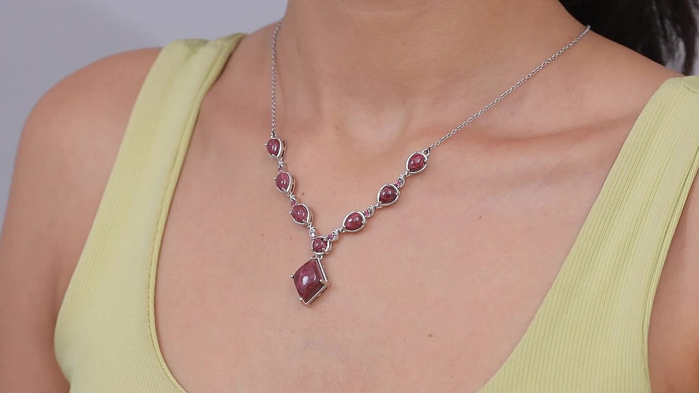 EverTrue Premium Norwegian Thulite and Orissa Rose Garnet 21.10 ctw Drop Line Necklace in Platinum Bond 18-20 Inches (Ships in 10-12 Days)