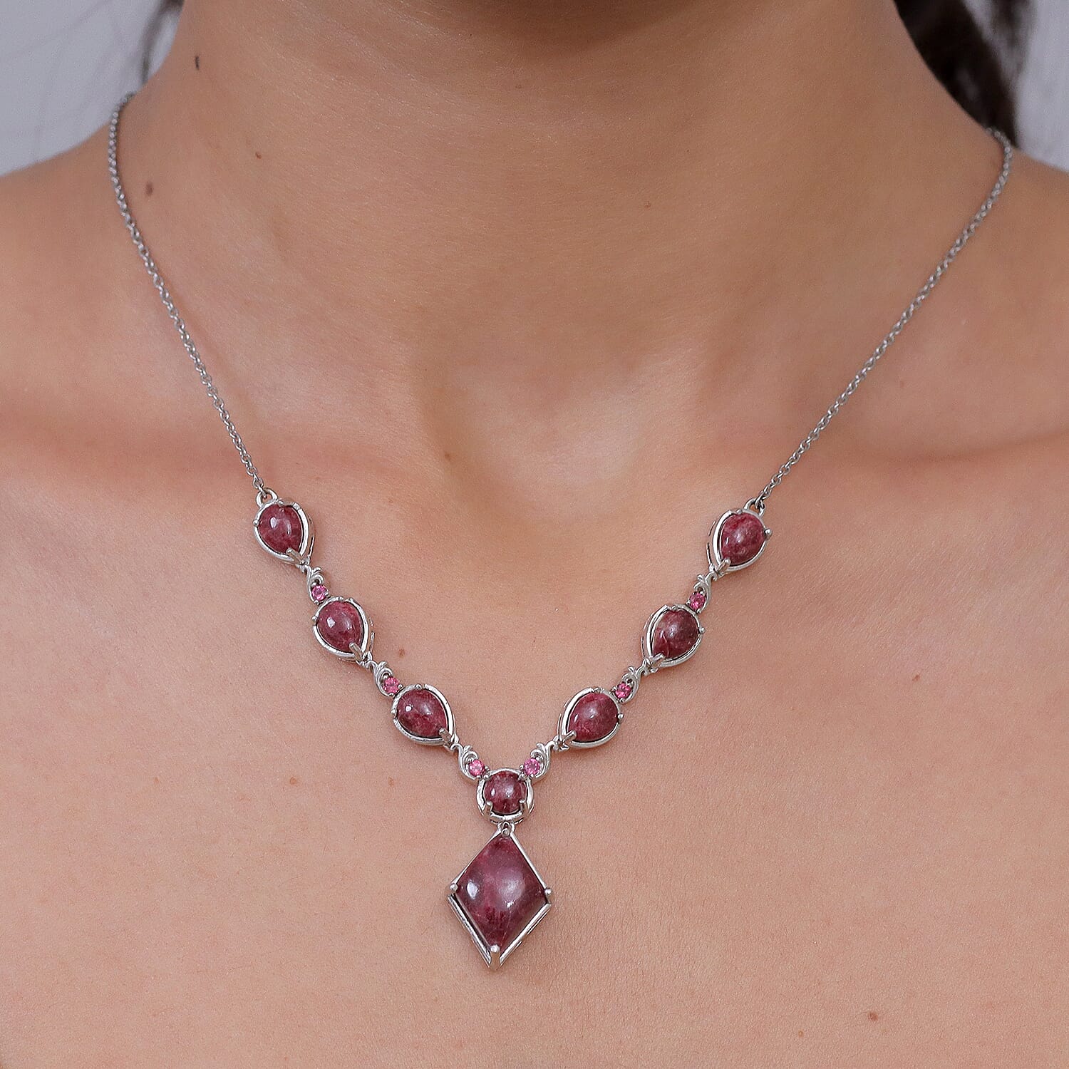 EverTrue Premium Norwegian Thulite and Orissa Rose Garnet 21.10 ctw Drop Line Necklace in Platinum Bond 18-20 Inches