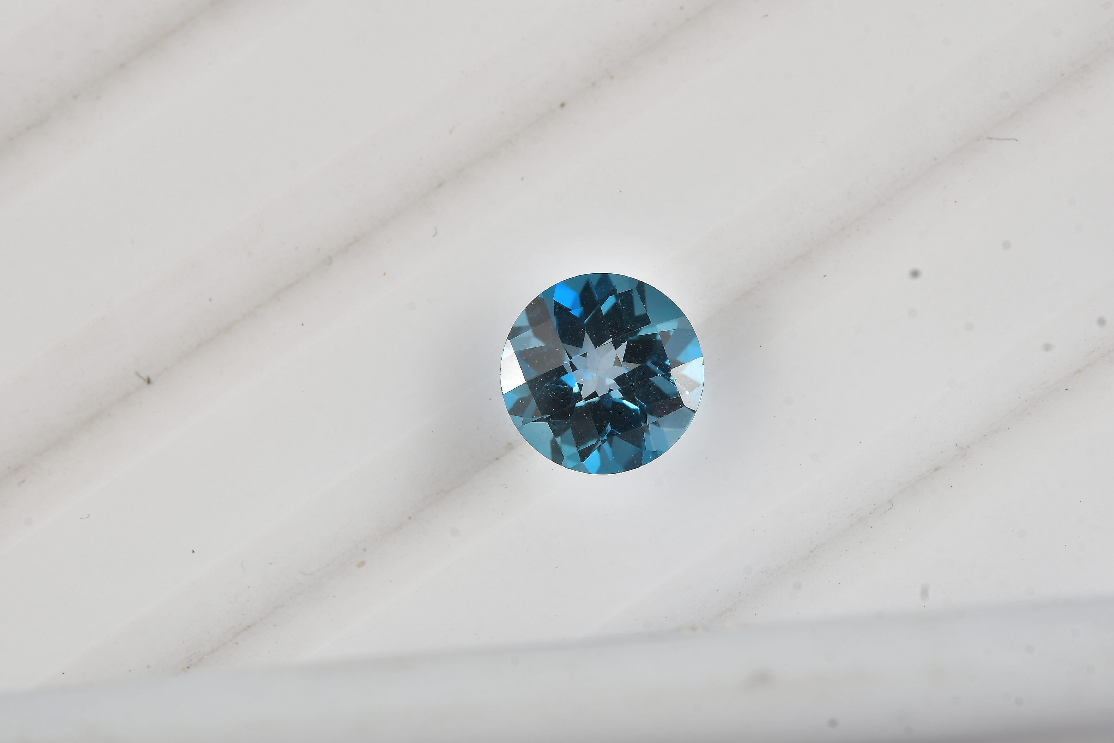 London Blue Topaz (Rnd 6.5 mm) 0.99 ctw