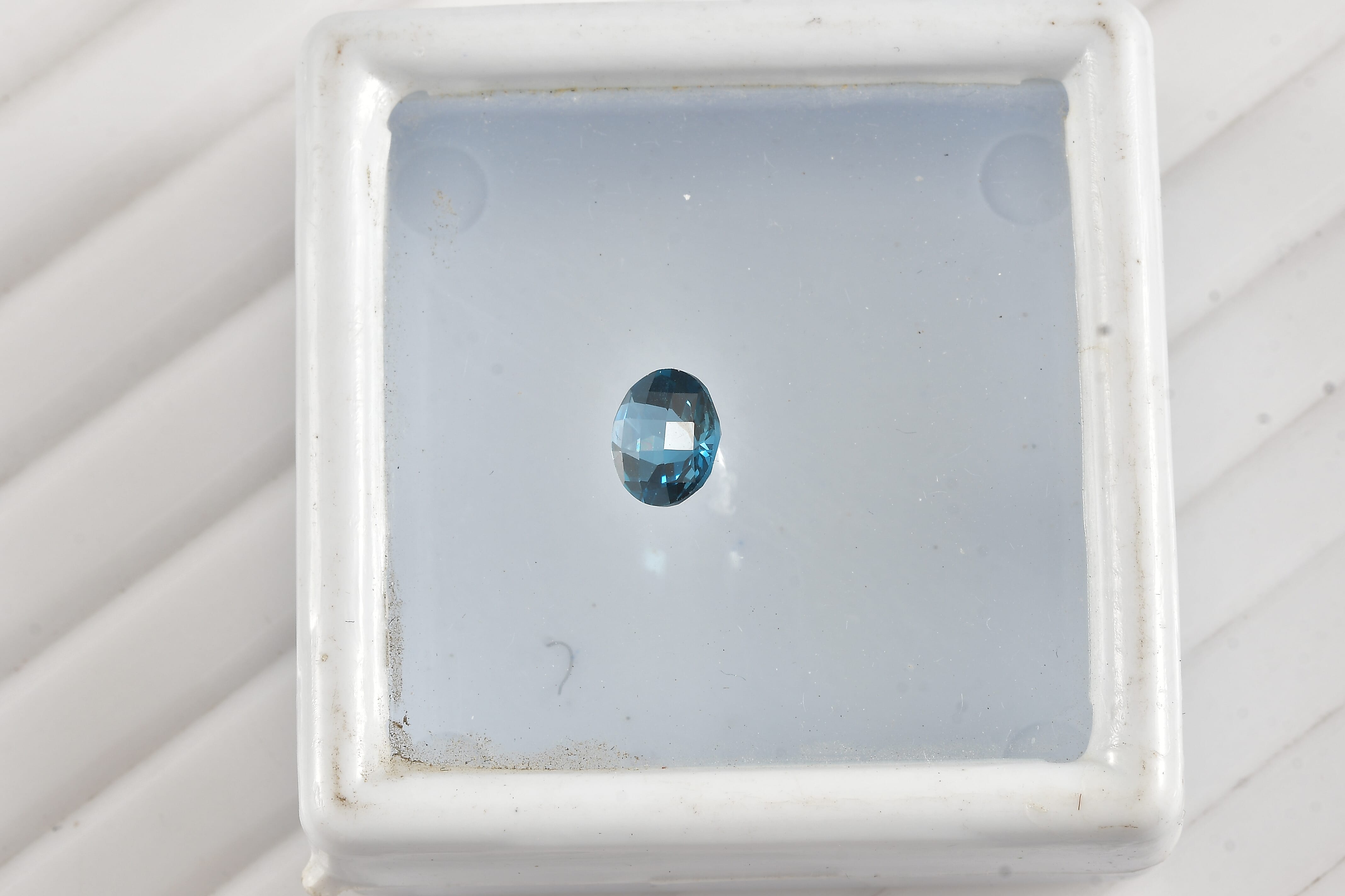 London Blue Topaz (Rnd 6.5 mm) 0.99 ctw