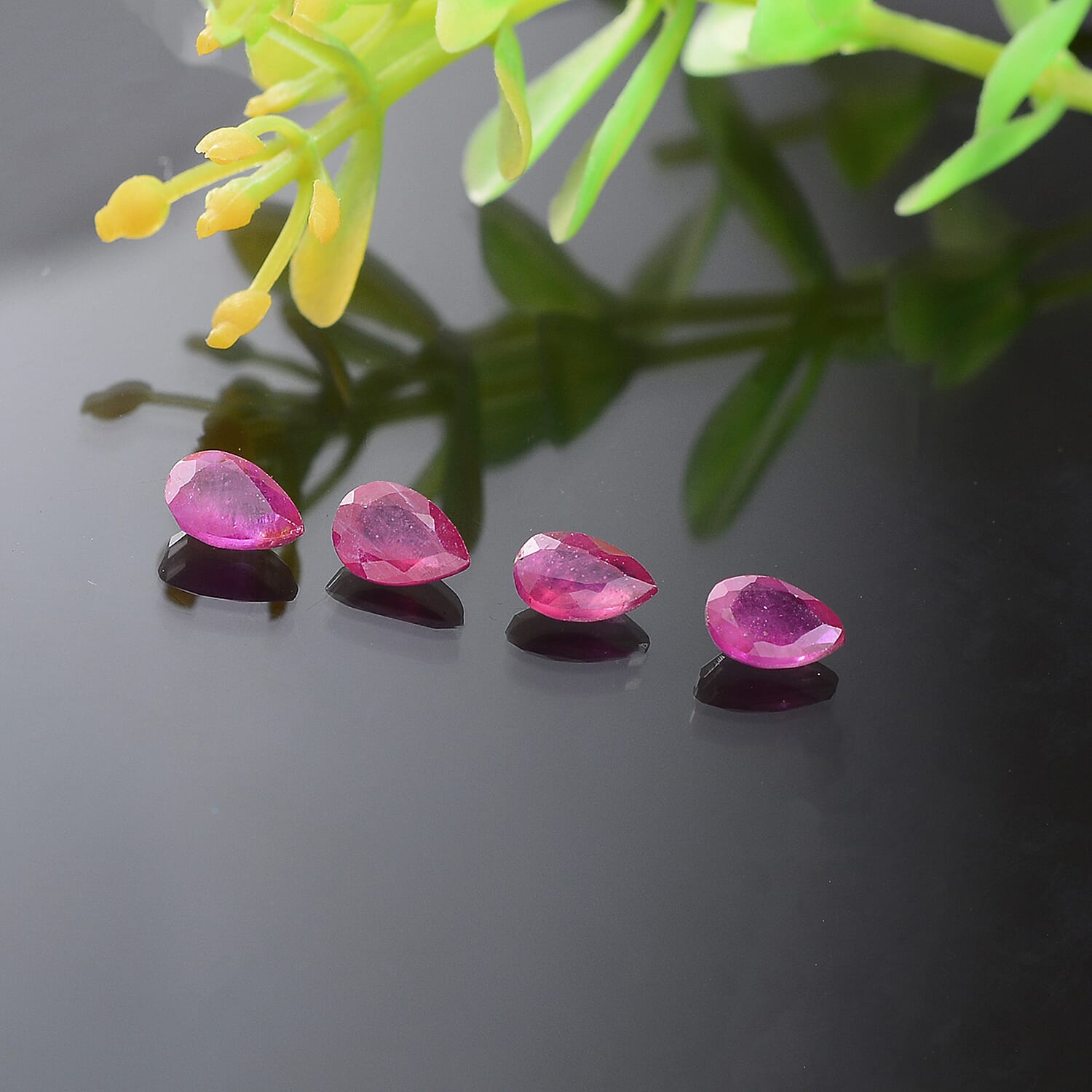 Niassa Ruby (FF) Set of 4 (Pear 6x4 mm) 2.45 ctw