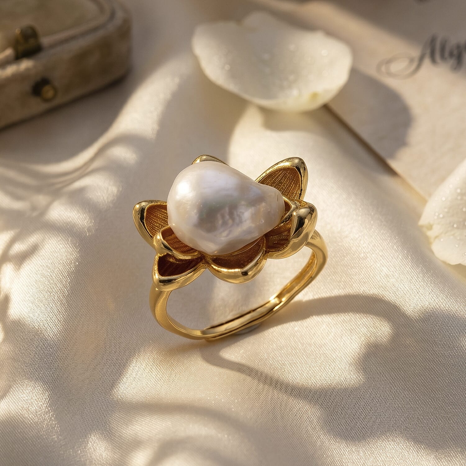 White Pearl Shell Adjustable Fashion Ring in Silvertone