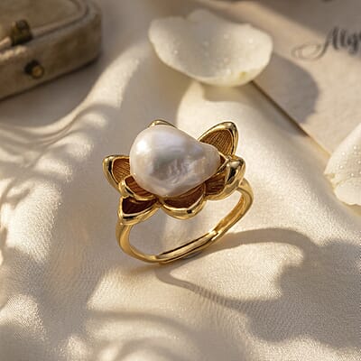White Pearl Shell Adjustable Fashion Ring in Silvertone