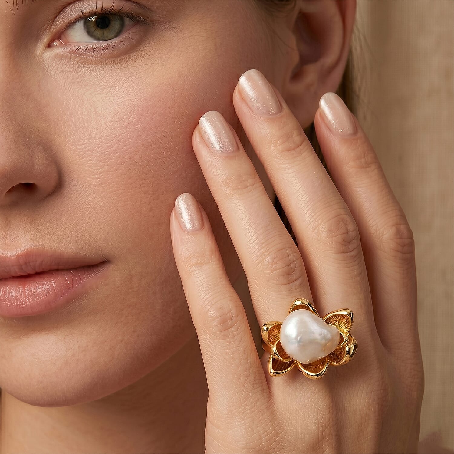 White Pearl Shell Adjustable Fashion Ring in Silvertone