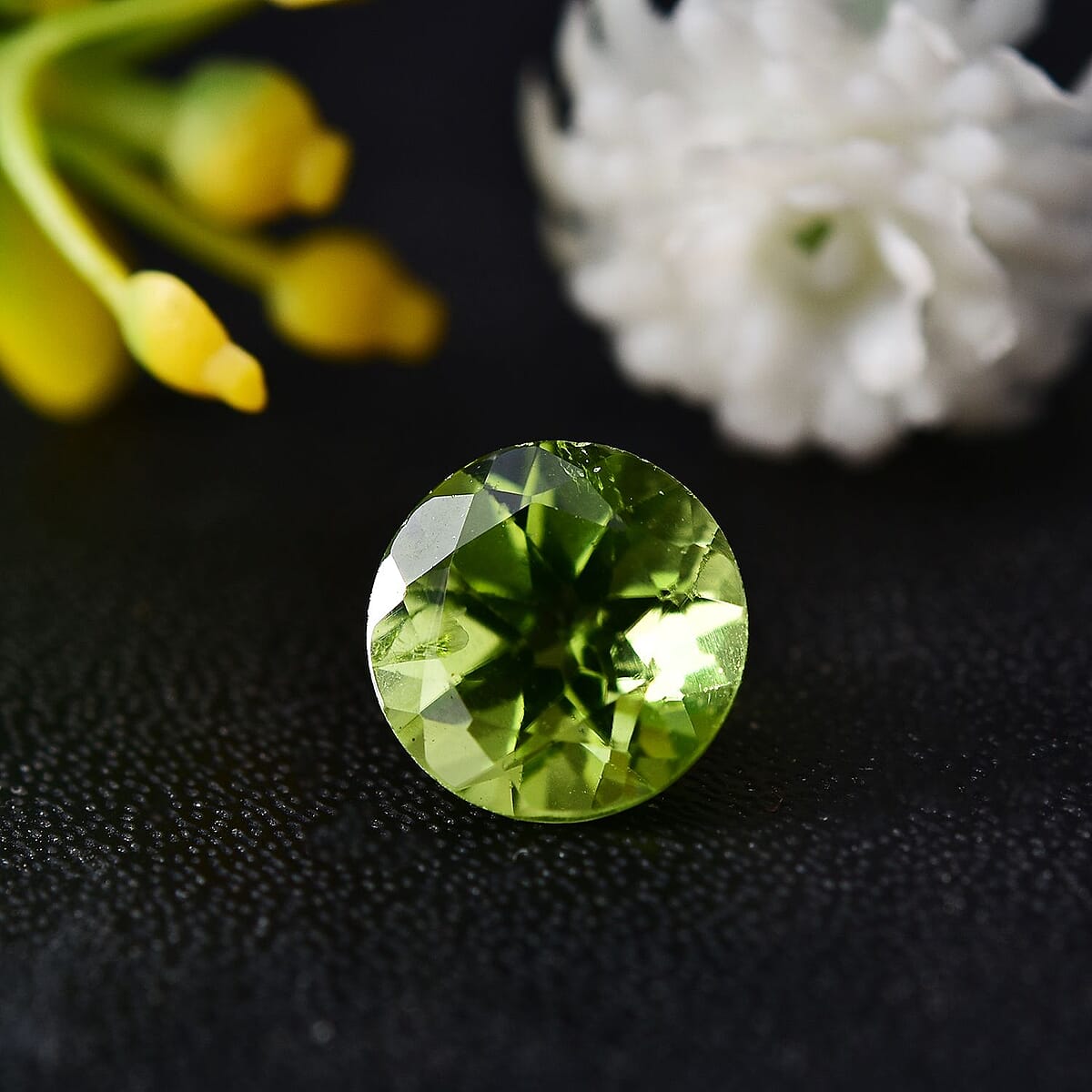AAAA Hebei Peridot (Rnd 10 mm) 3.00 ctw image number 1